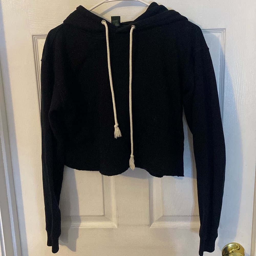Cropped black sweatshirt.